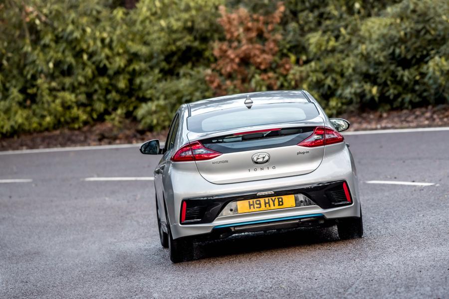  Hyundai IONIQ plug-in hybrid (AE) 2017 года  (UK) (фото 27 из 34)